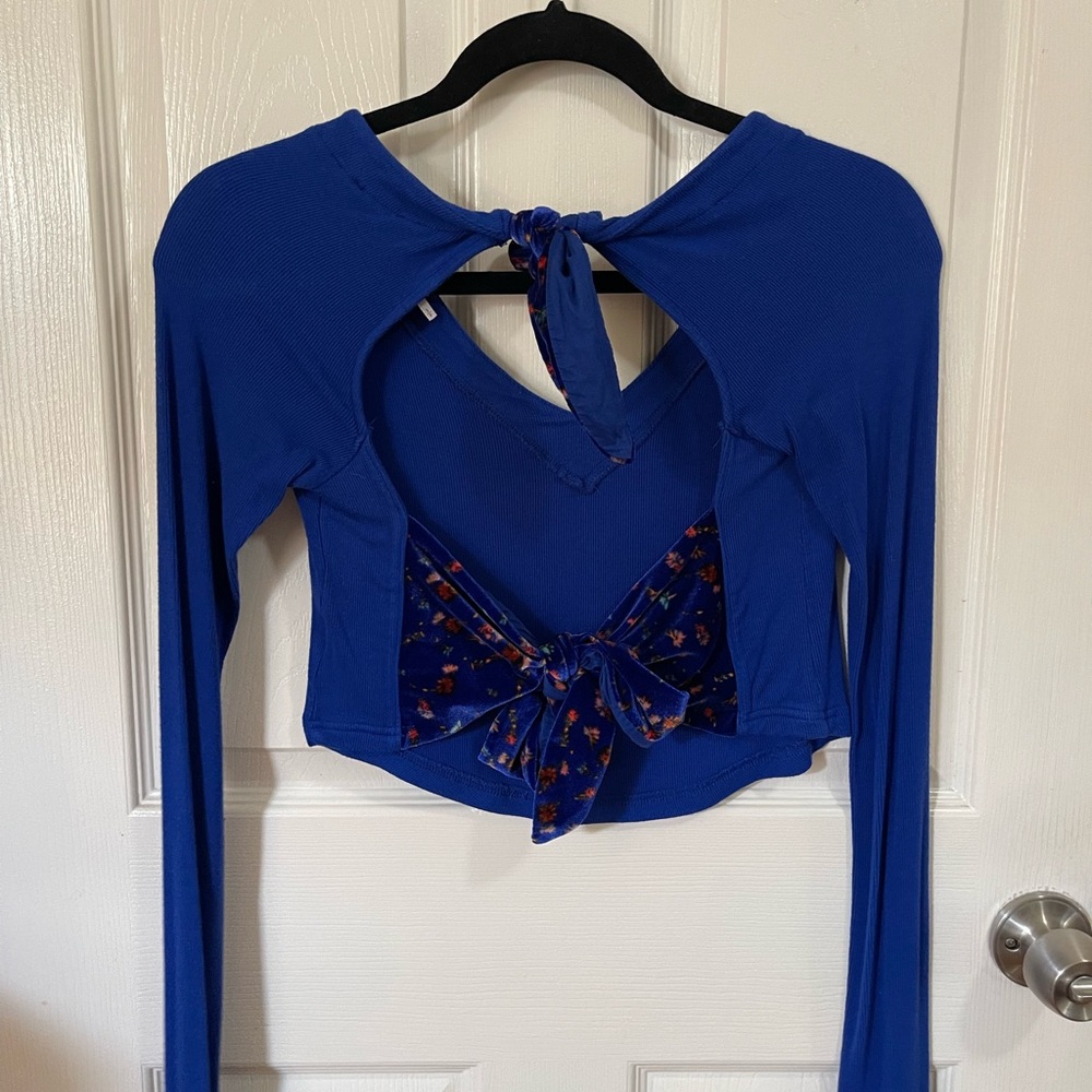 Long sleeve backless velvet tie back.